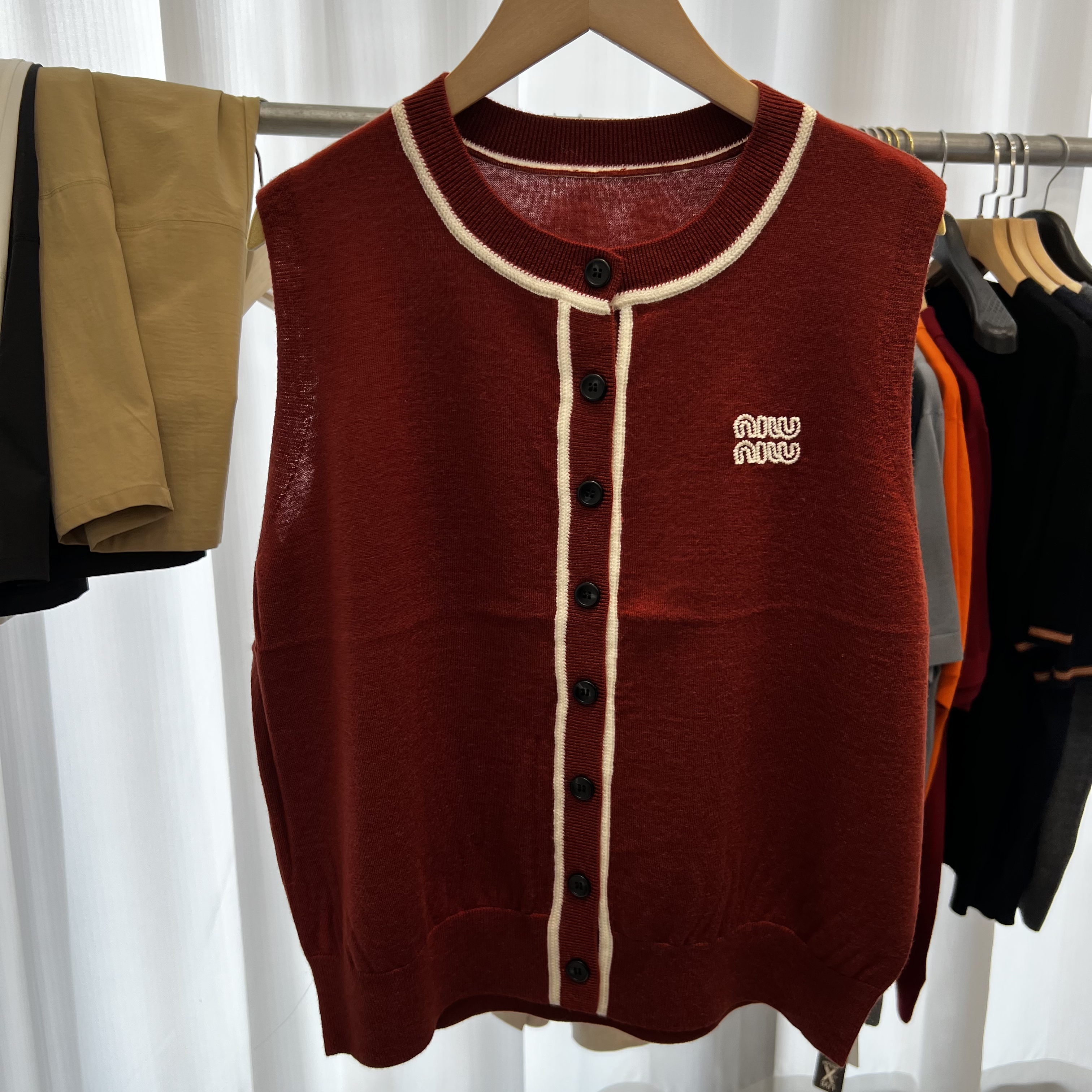 【不一定都能抢到】扬子纱字母无袖针织背心