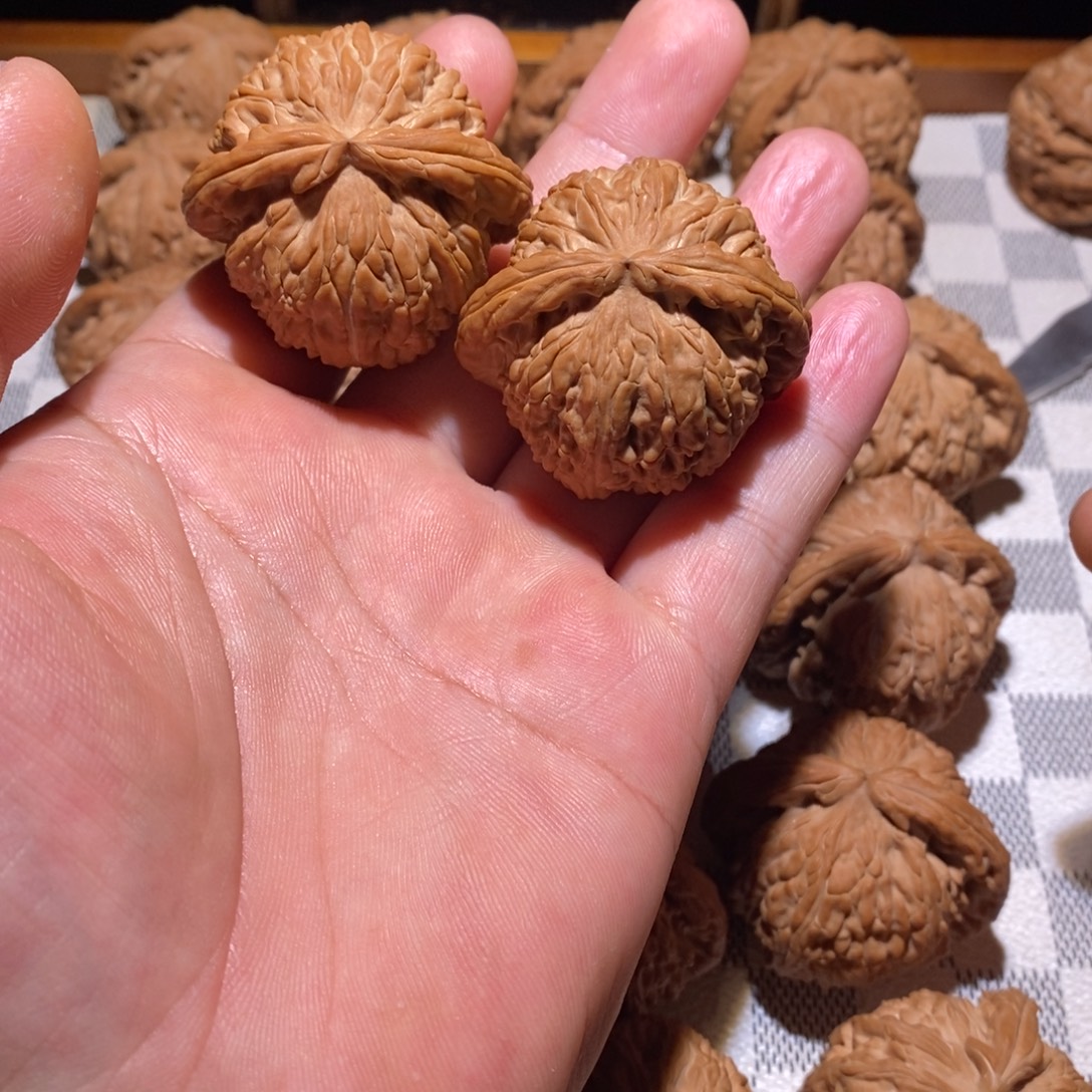 阿****文玩核桃吊坠球白