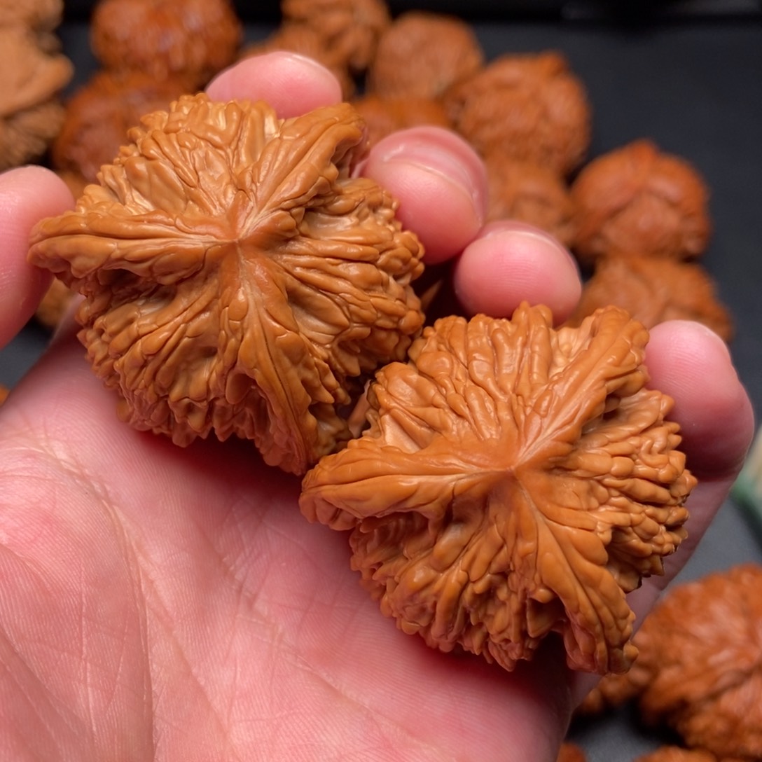 文玩核桃吊坠虎头