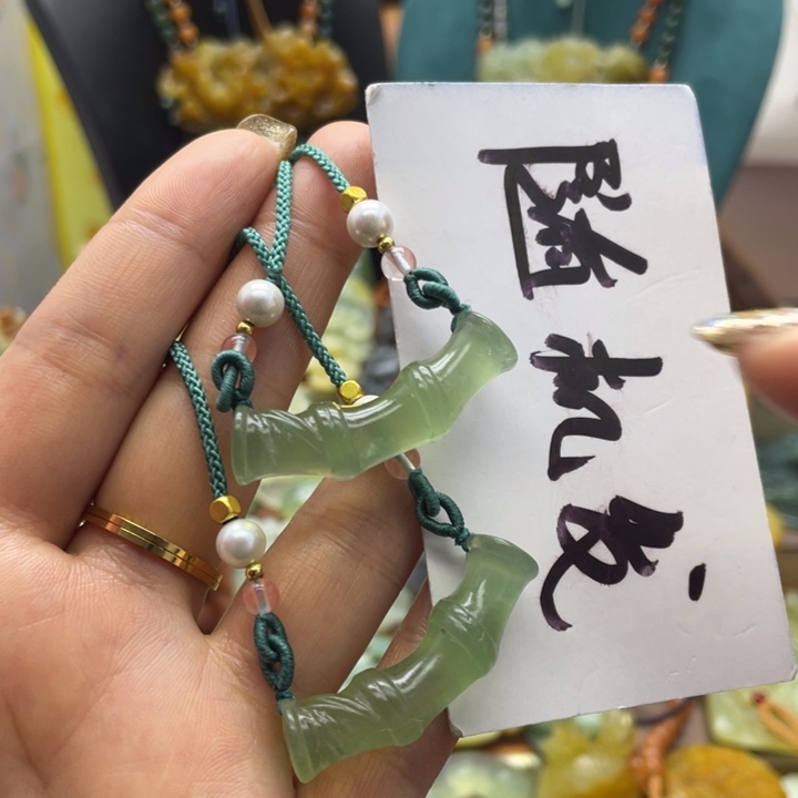 蛇纹石玉未镶嵌颈饰