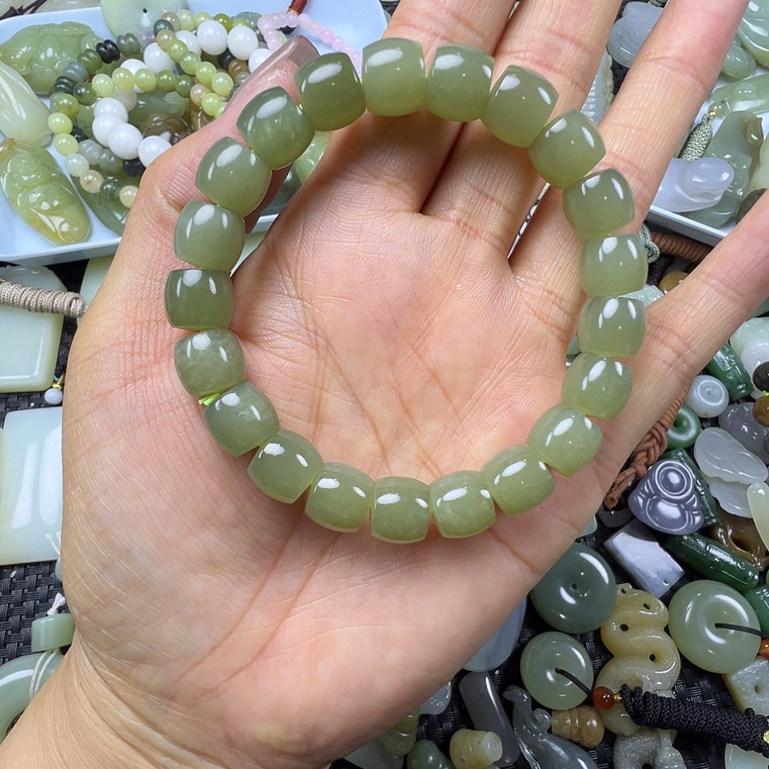 一***瑞和田玉未镶嵌颈饰微瑕，不退不换