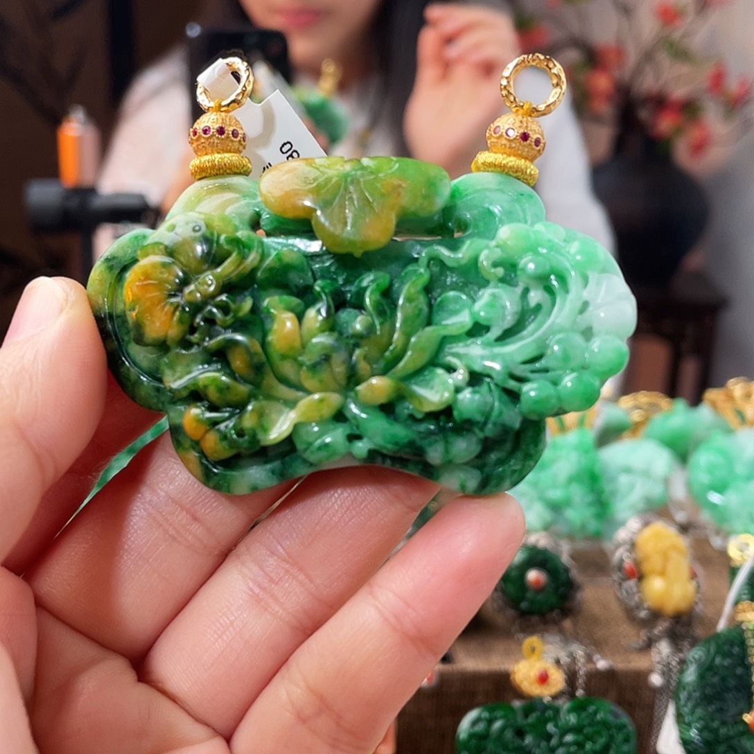 翡翠未镶嵌吊坠(赠链)