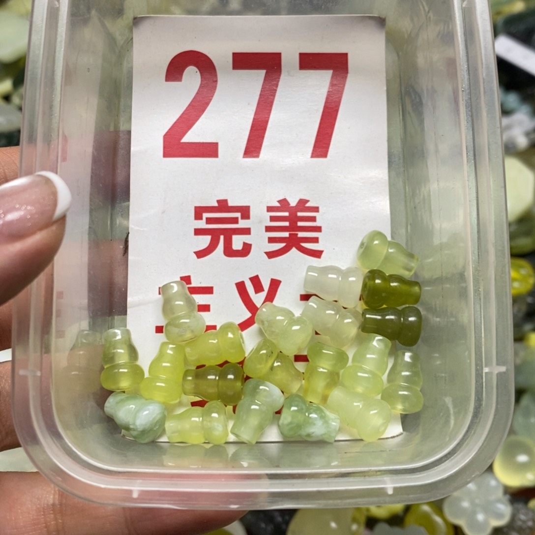 蛇纹石玉挂坠未镶嵌