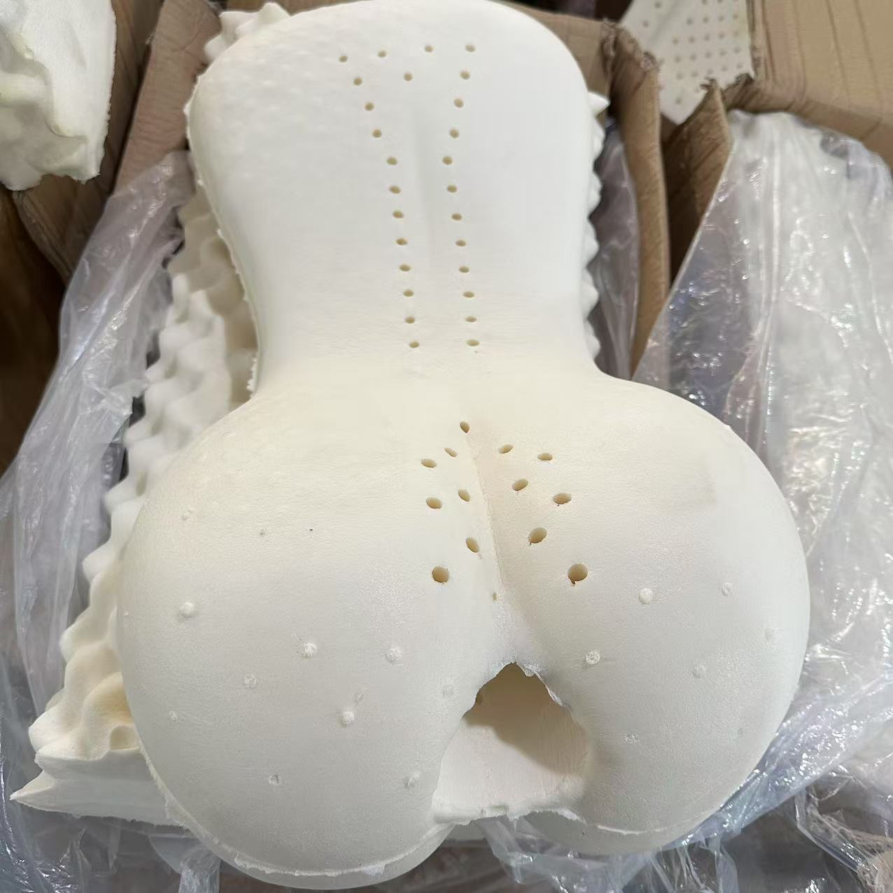 白色三角形洞洞天然乳胶枕头发1