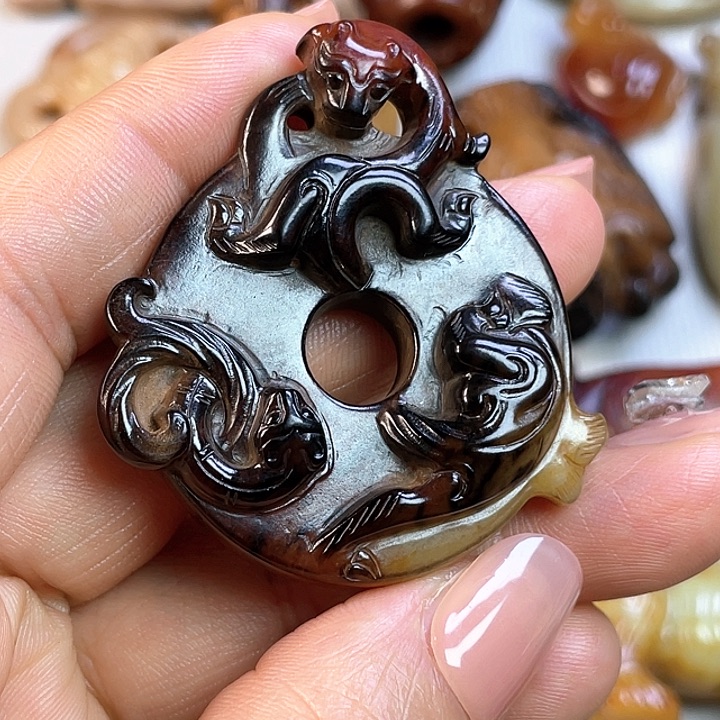 和田玉未镶嵌颈饰骑**影