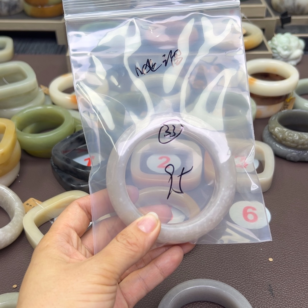 石英质玉未镶嵌手镯呲*婆