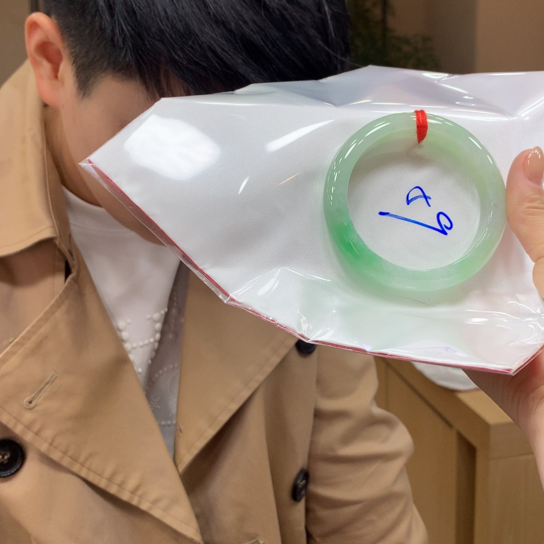 翡翠手镯未镶嵌不退不换