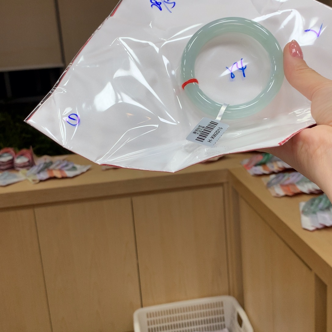 翡翠手镯未镶嵌不退不换