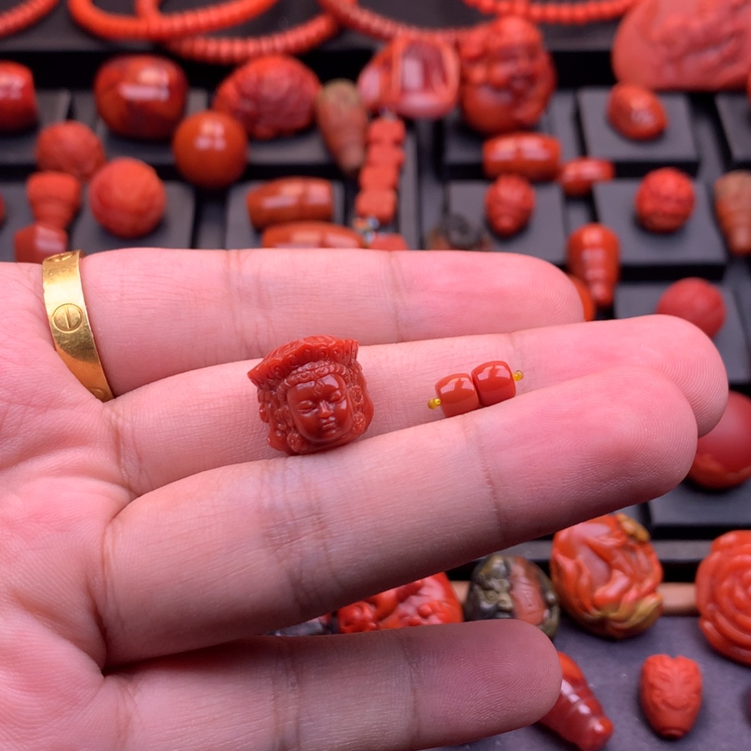 南红玛瑙未镶嵌南红精工雕刻三面佛背云加配珠13mm+