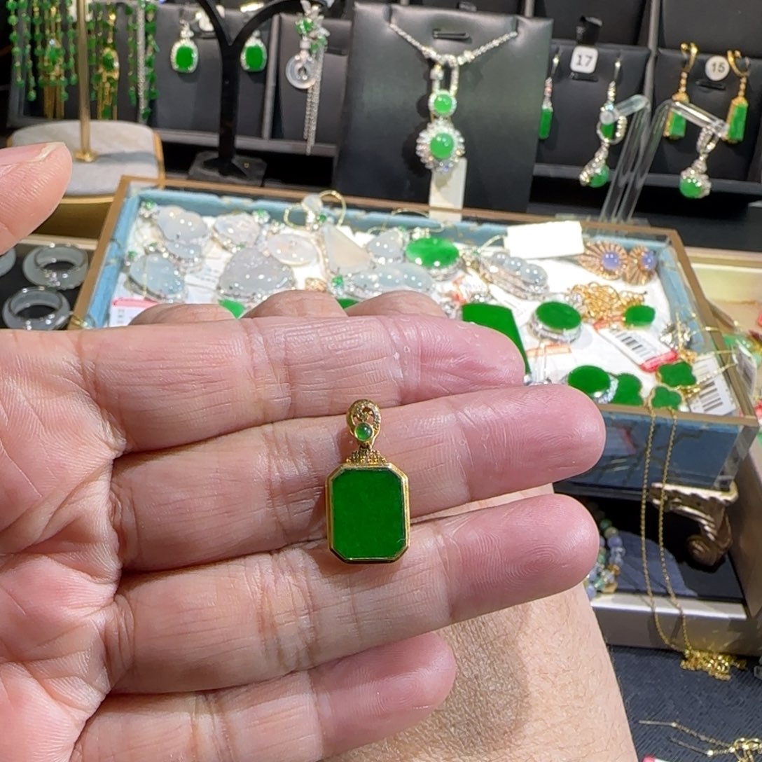 翡翠18K金镶嵌颈饰吊坠