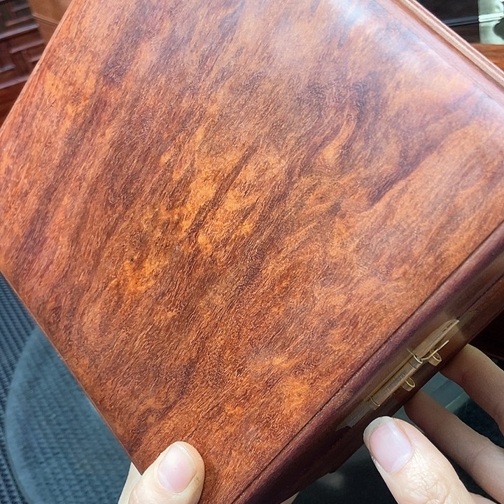 木郭*幺20。20。12红檀盒盒中取出