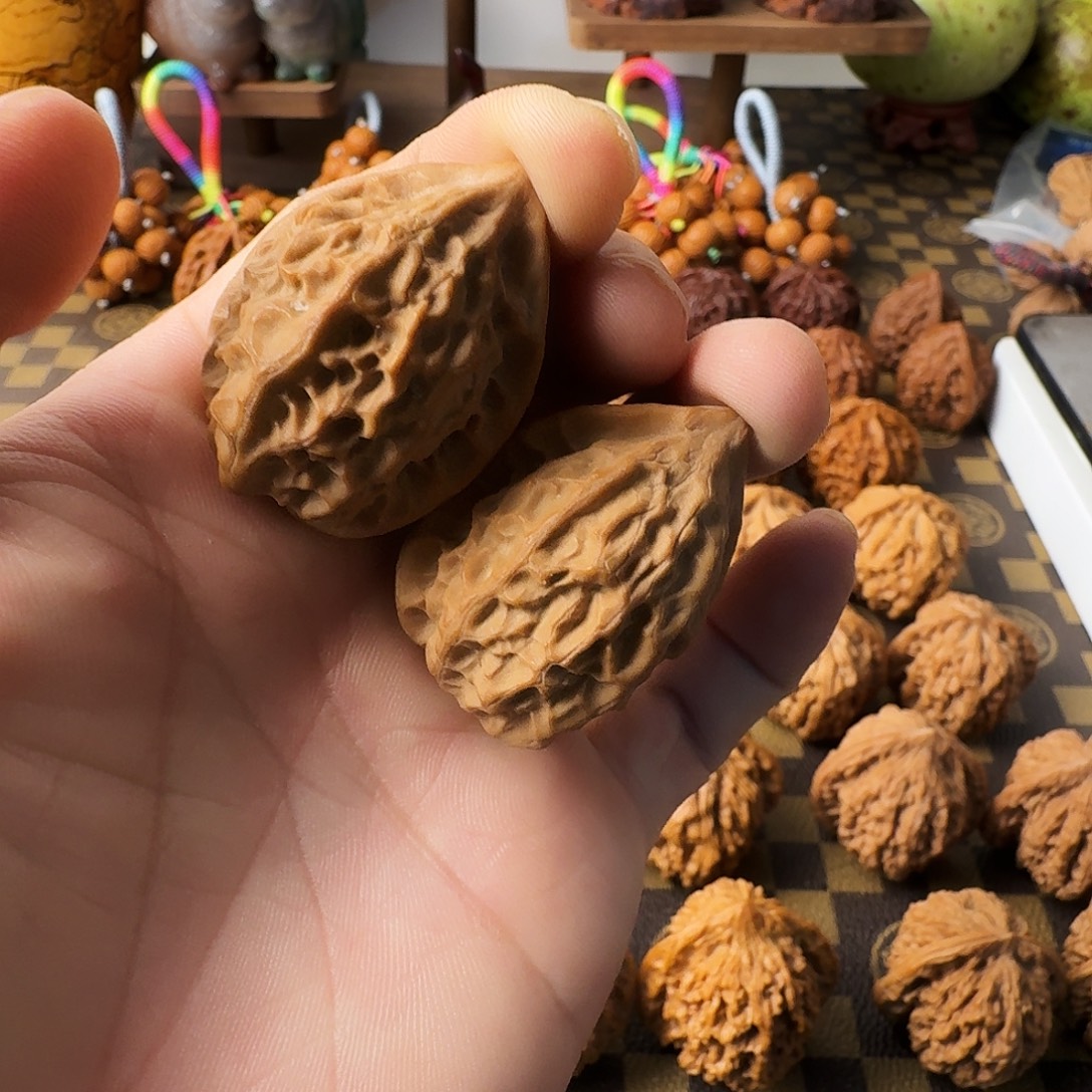 文玩核桃把件野生鸡心