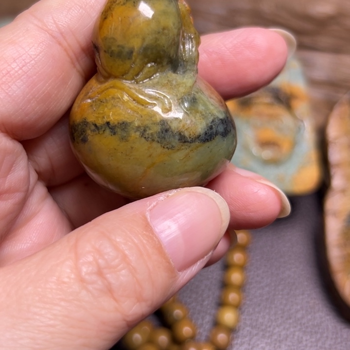 弗***王岫岩河磨玉（透闪石质玉）未镶嵌颈饰