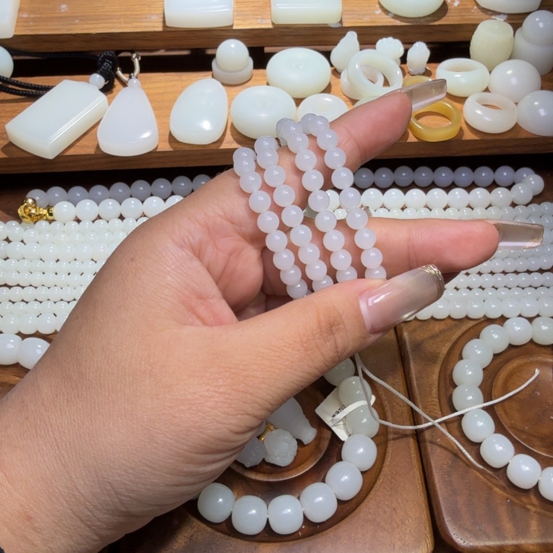 沈***房和田玉未镶嵌颈饰