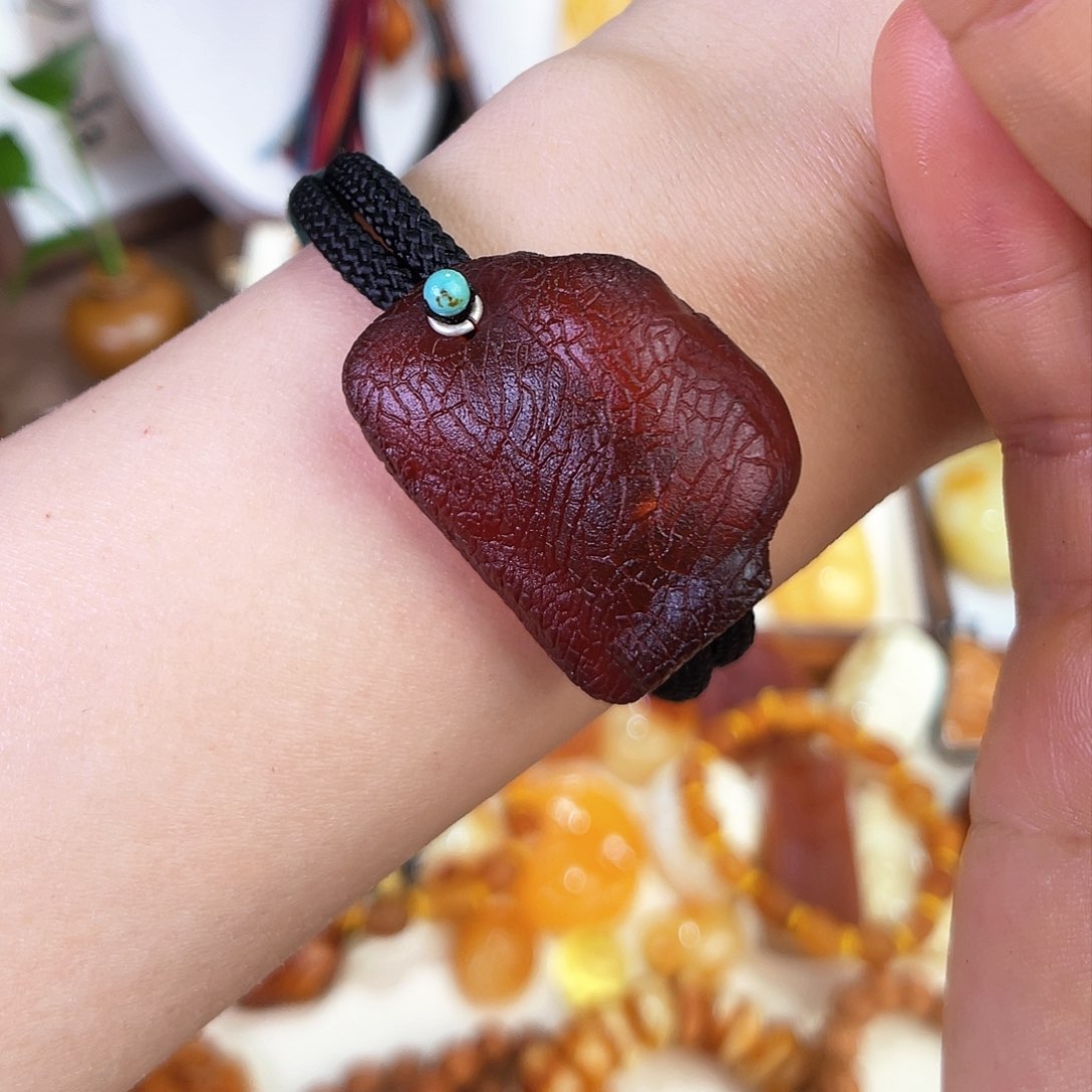 琥珀珠宝奇石未镶嵌。