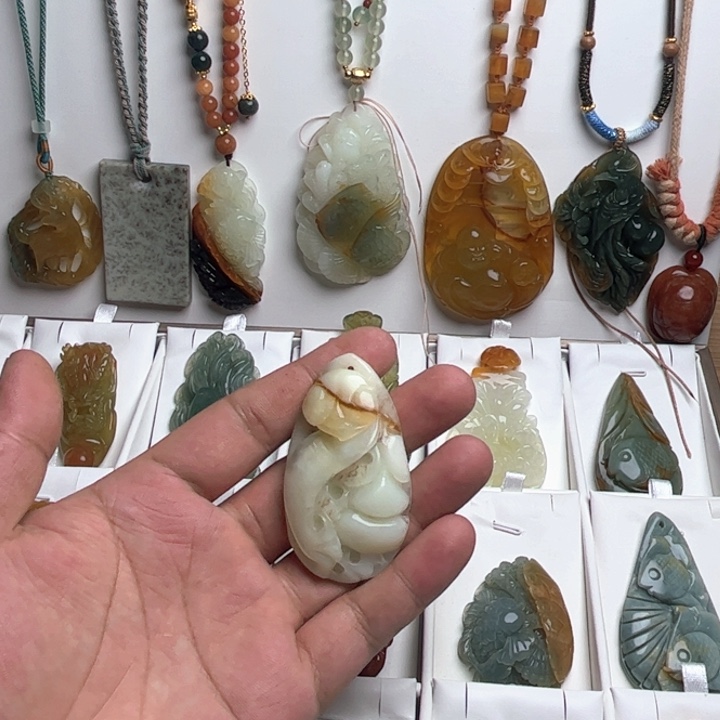 蛇纹石玉合金颈饰