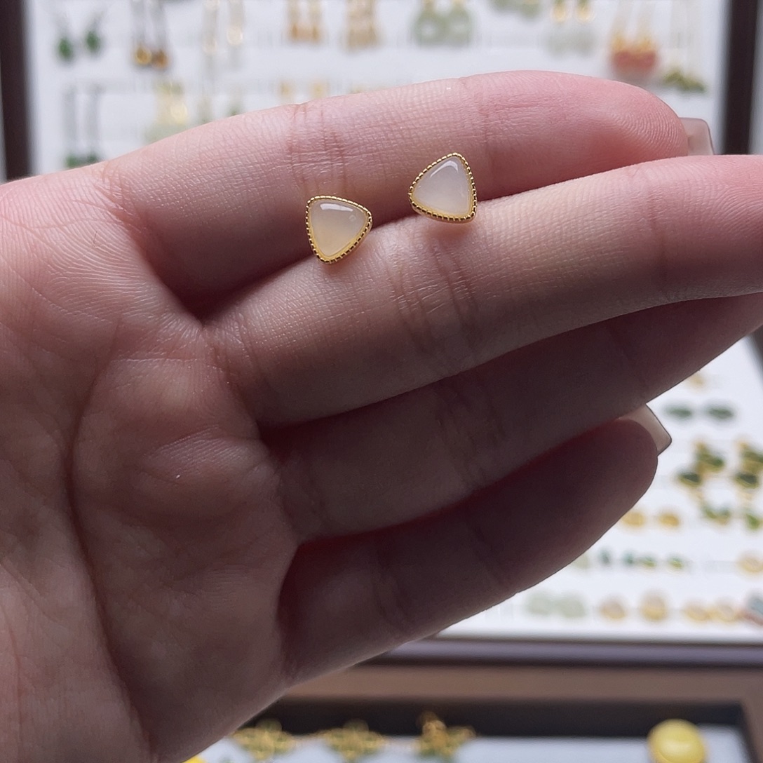 和田玉未镶嵌耳饰