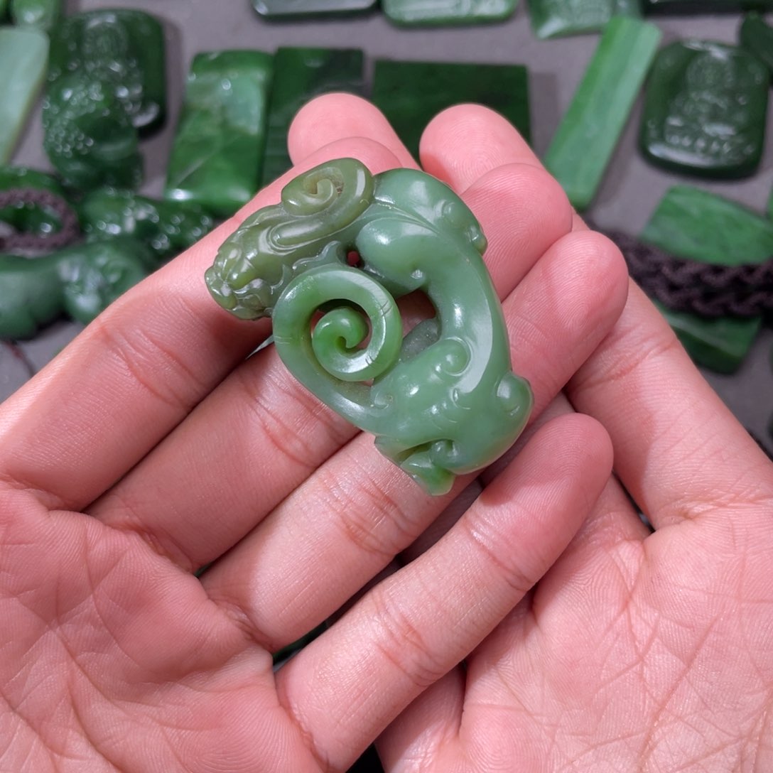 和田玉（碧玉）颈饰未镶嵌流****)