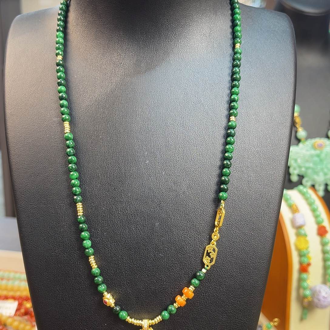 翡翠未镶嵌颈饰炸