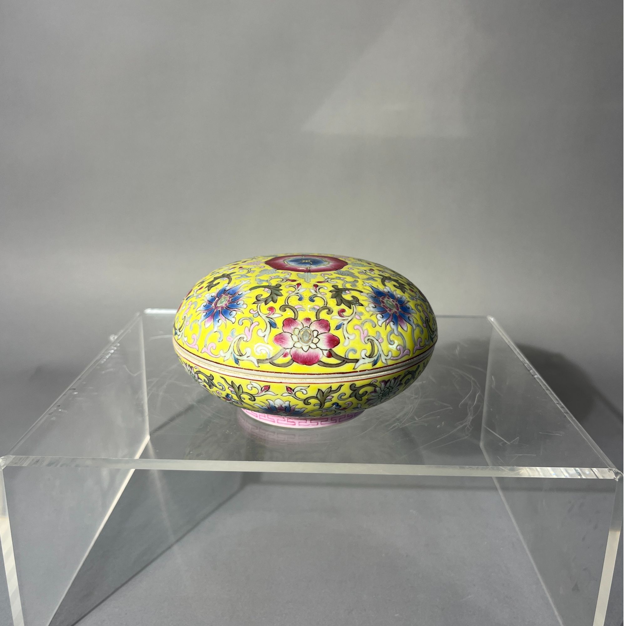 黄地粉彩缠枝花卉纹捧盒