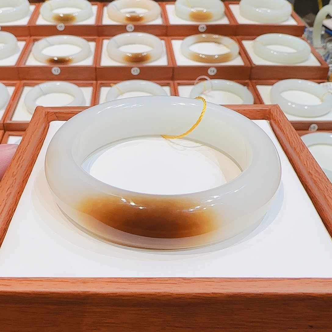 和田玉未镶嵌手镯且末一口红糖