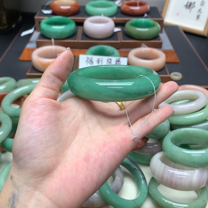 留***香石英质玉（非洲翠）未镶嵌舍