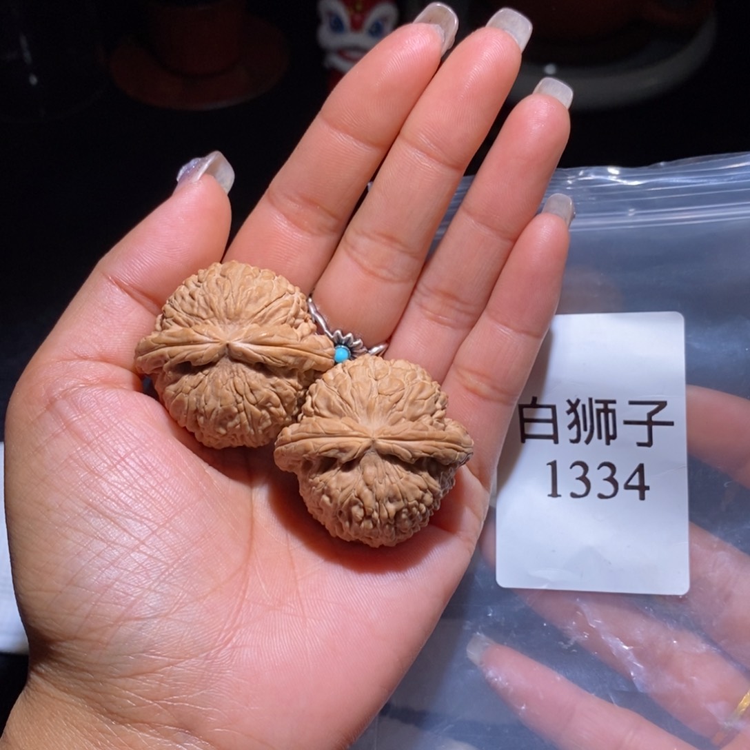 文玩核桃吊坠白狮子 全