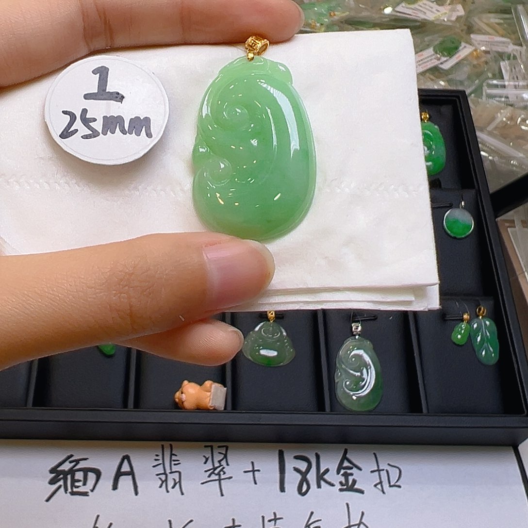 翡翠颈饰18K金镶嵌翡翠