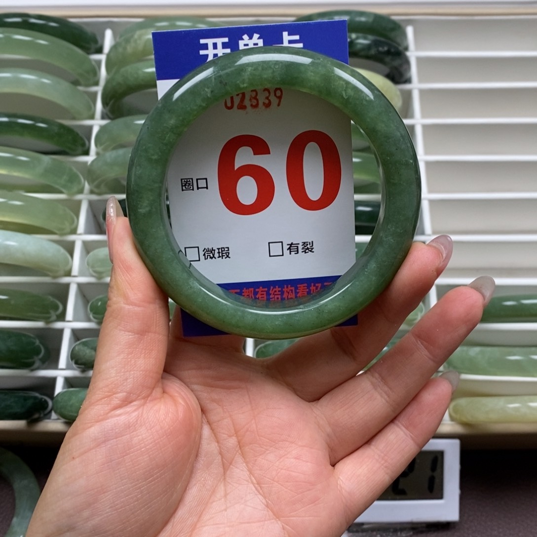 岫玉手镯未镶嵌我