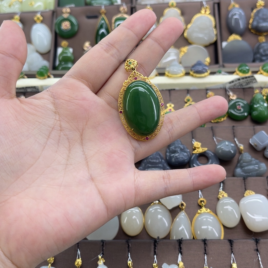 和田玉18K金镶嵌吊坠(赠链)