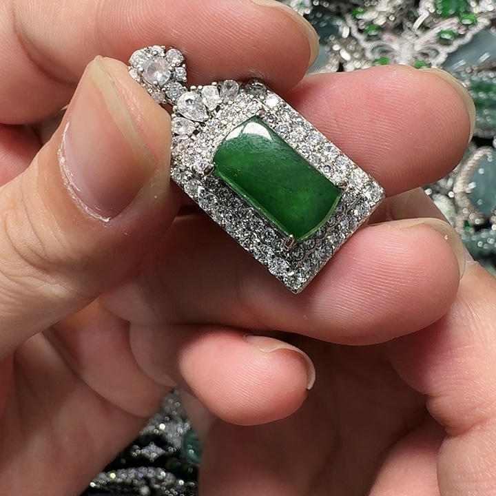 翡翠未镶嵌颈饰天然Ａ货翡翠放漏