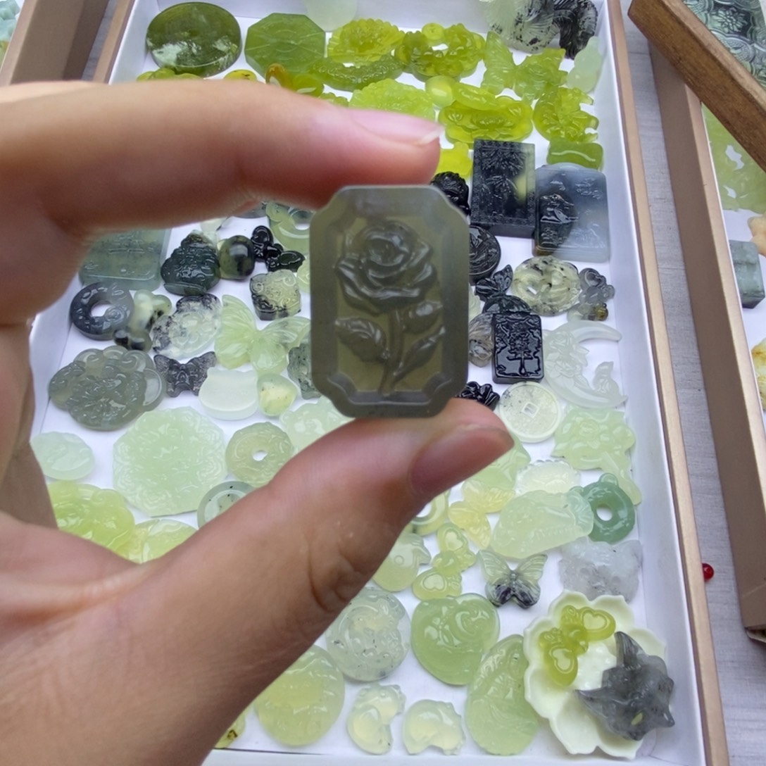 未镶嵌蛇纹石玉颈饰