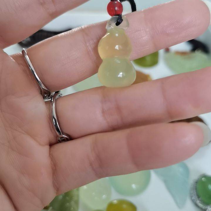 未镶嵌蛇纹石玉吊坠