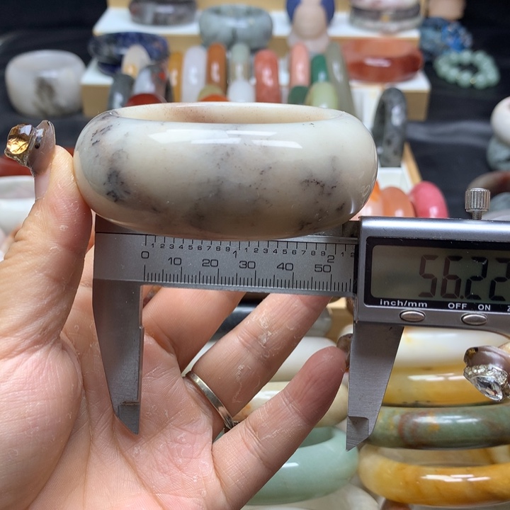未镶嵌手镯石英质玉