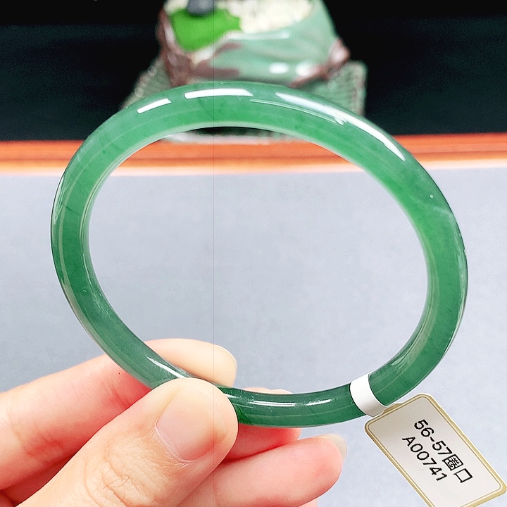 未镶嵌手镯翡翠圆镯