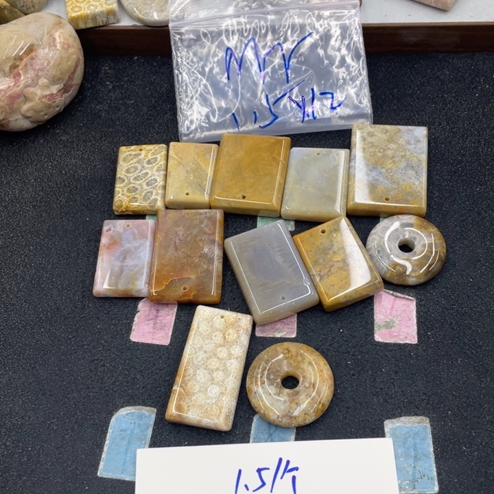 M***生硅化珊瑚（珊瑚玉）合金颈饰