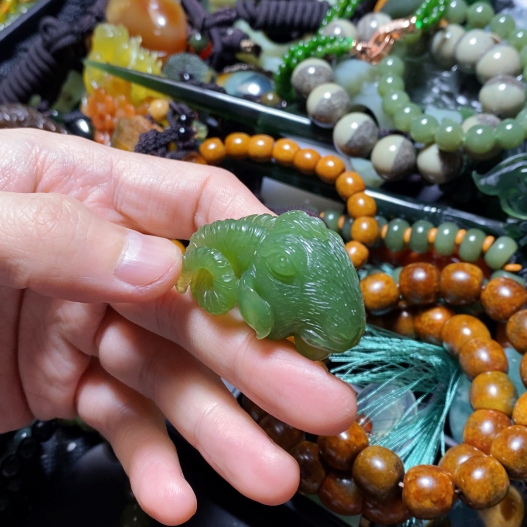 蛇纹石玉未镶嵌颈饰