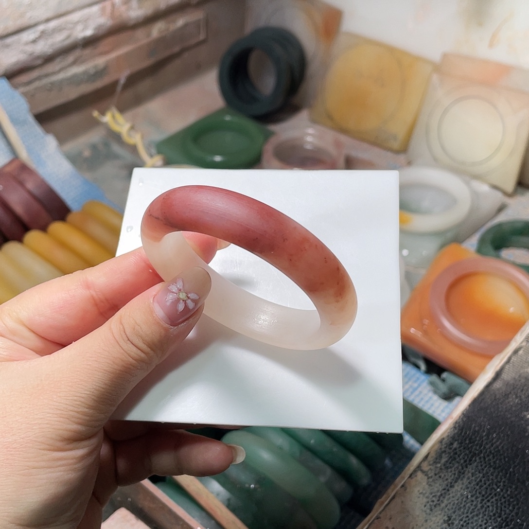 湲***湲石英岩玉未镶嵌手镯定制加工