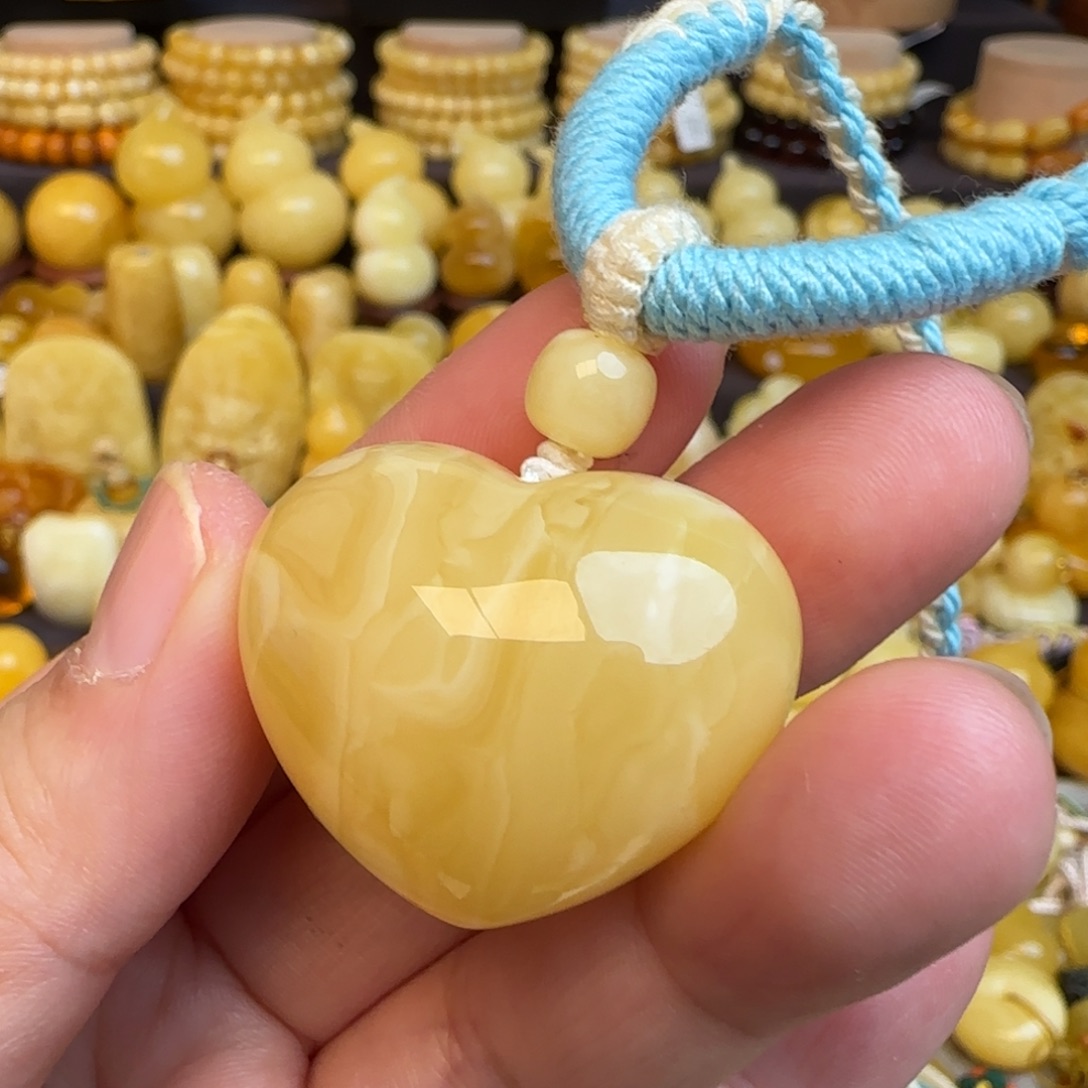 琥珀未镶嵌套链天然俄料浓蜡妖花蜜蜡爱心吊坠