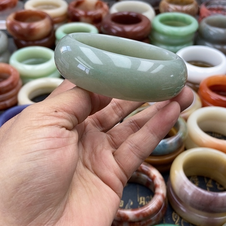 未镶嵌手镯石英岩玉