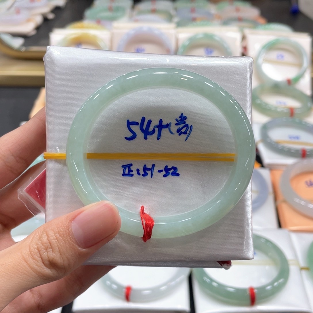 翡翠手镯未镶嵌翡翠手镯