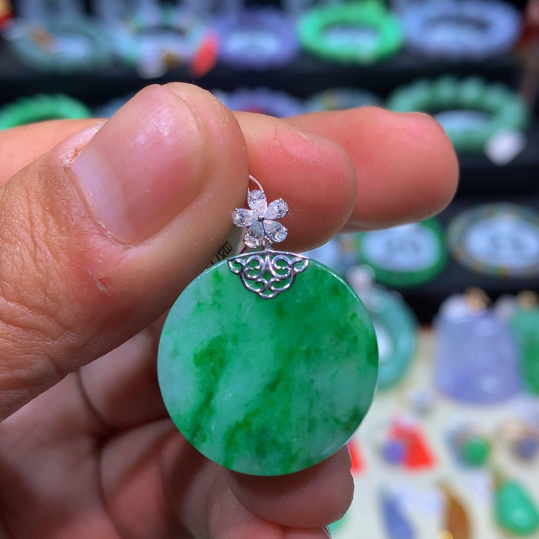 翡翠18K金镶嵌颈饰