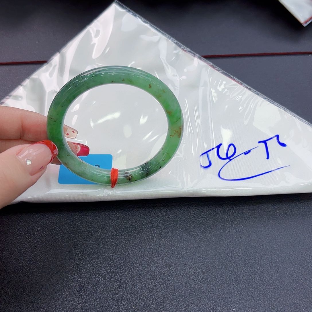 翡翠手镯未镶嵌手镯