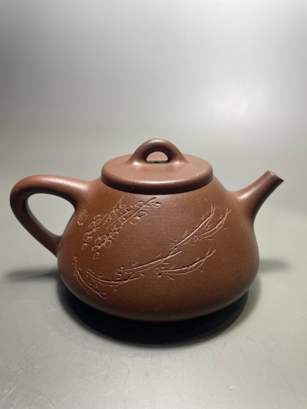 宜兴紫砂石瓢壶、扁翁刻绘、景和底款．