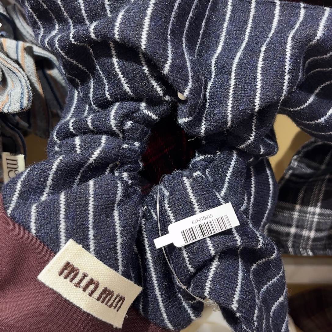 布艺铁合金藏蓝条纹字母方巾