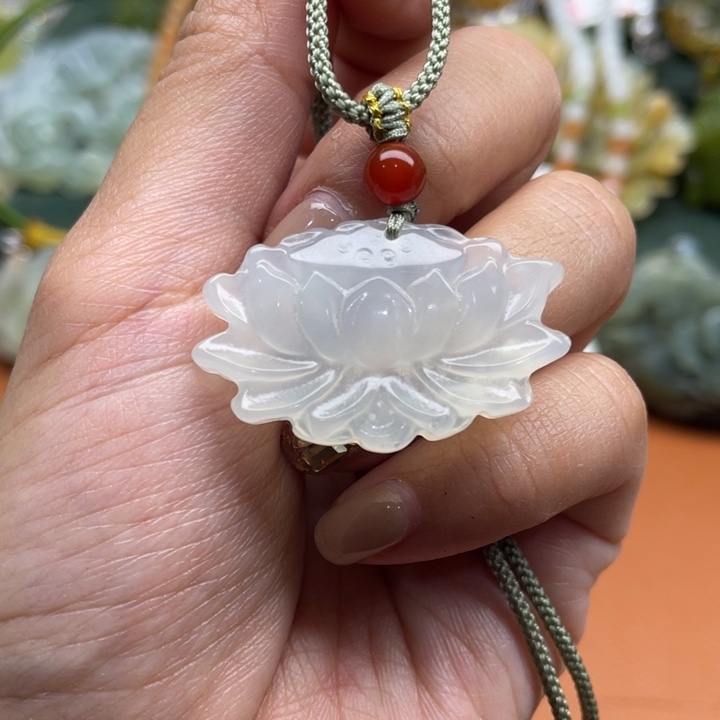 蛇纹石玉吊坠合金