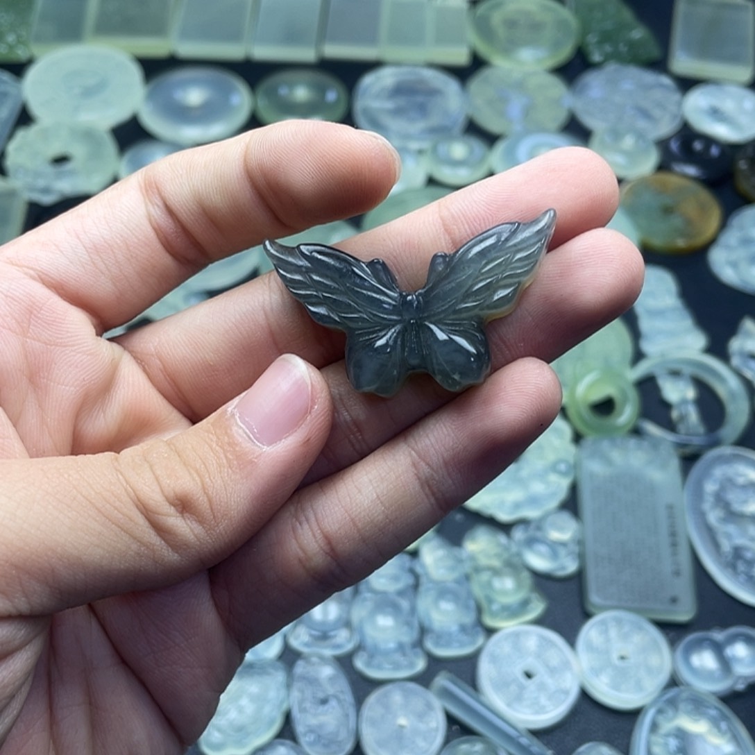 岫玉未镶嵌颈饰蝴蝶