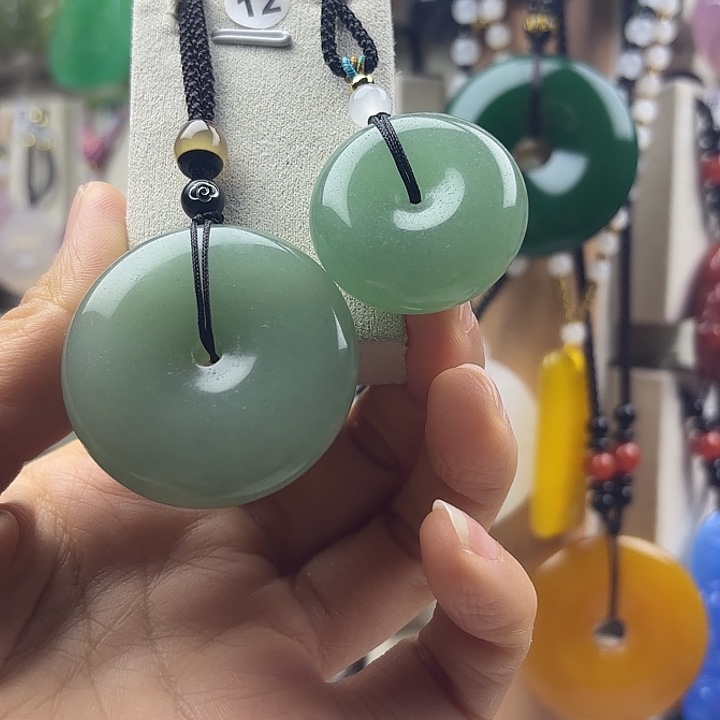 石英质玉未镶嵌颈饰