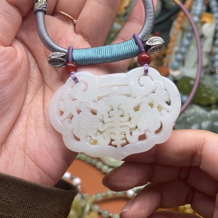 蛇纹石玉吊坠合金