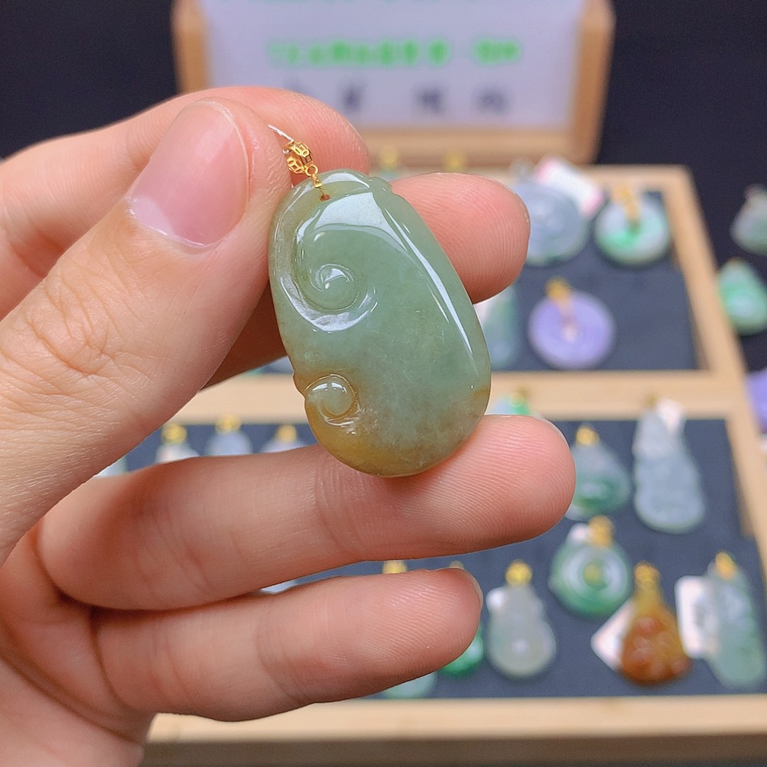 翡翠18K金镶嵌颈饰翡翠